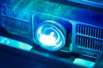 【今日のキャンプ用語辞典】今さら聞けない「モバイルプロジェクター」とは?