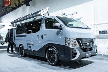 仕事も外遊びも楽しくなる!オール電化な「日産 キャラバン」【東京オートサロン2023で見つけたキャンプなクルマvol.2】