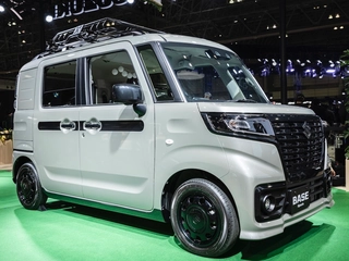 ボード1枚で変化自在なスズキ「スペーシア ベース」車中泊もお座敷スタイルも!【東京オートサロン2023で見つけたキャンプなクルマvol.4】