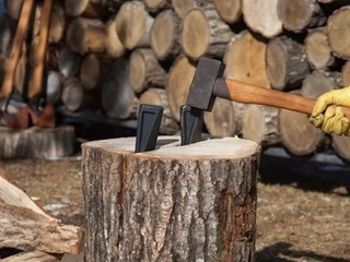 【今日のキャンプ用語辞典】今さら聞けない「薪割りくさび」とは？