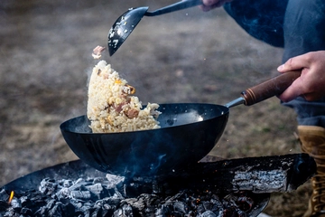 【3/9発売】ヨコザワテッパンの「大人気コラボ」が再登場！今度はあのキャンプ向き中華鍋が大きく＆使いやすく