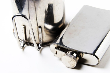 【今日のキャンプ用語辞典】今さら聞けない「スキットル」とは？