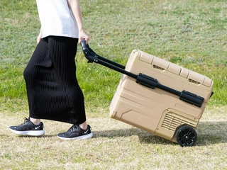 350mL缶が66本も！新作ポータブル冷蔵庫「アイスバーグ45L」が真夏キャンプの救世主に