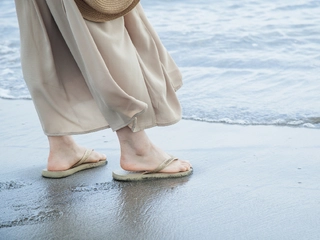 海でも快適に使えるおすすめのサンダル18選！メンズ・レディース別に紹介