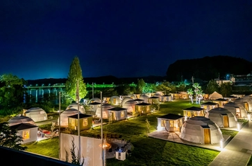 湖畔前の小学校をリノベーション！？ 新感覚グランピング「高滝湖グランピングリゾート」に遊びに行こう！