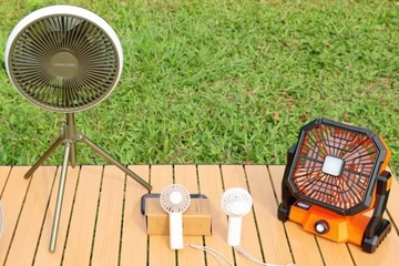 夏キャンプの救世主現る！「アロマ・ライト・充電」もお任せの新型ポータブル扇風機が新発売