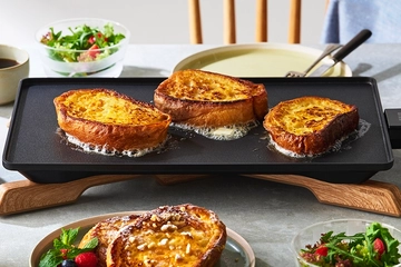 【キャンプに映える新・調理器具】アイリスオーヤマが放つ「10mmホットプレート」が争奪戦の予感！？