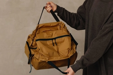 引っ張るだけでコンパクトに！夏キャンプを助けてくれる「保冷機能付きパッカブルバッグ」が新登場！