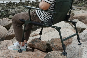 凸凹キャンプ場こそ主戦場！話題の高機能チェアは「180°リクライニング」＆「伸縮自在の脚」で場所を選びません