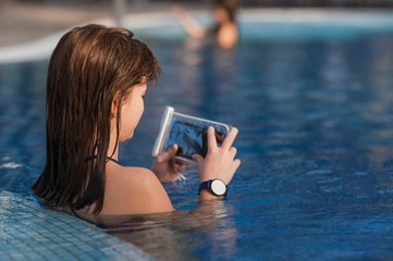 おすすめ防水ポーチ18選！ウエストポーチやスマホケースなど幅広く紹介