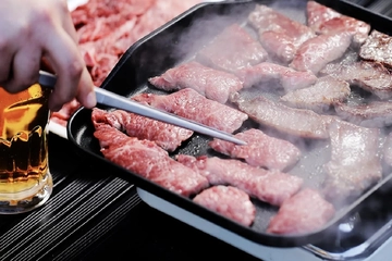 【鉄板グリルの新定番？】キャンプで助かる「急速解凍機能」＆「スクエア形状」で肉もジューシーに