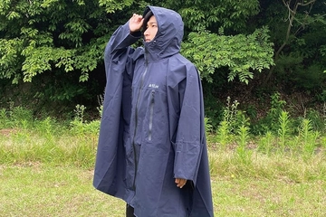 【今日のキャンプ用語辞典】今さら聞けない「レインポンチョ」とは？