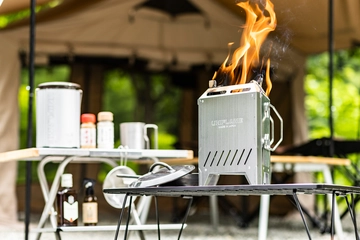 【新キャンプギア最速レポ】ブランド初の「二次燃焼焚き火台」は小型&マルチなソロキャン向け秀作でした