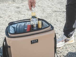 【キャンプ系YouTuber・FUKUさんコラボ】ソフトとハード“いいとこ取り”の「カンガルークーラーバッグ」が販路拡大！