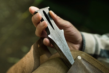 強い！簡単！スタイリッシュ！キャンプの薪割りを変える極楽「クサビ」が新登場