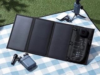 キャンプ向き「ソーラー充電器」がエレコムから登場！軽量コンパクト＆ポケット付きでギア的使い方も