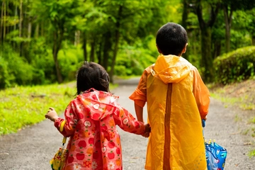 キッズ用レインウェアおすすめ20選！登山やアウトドアに使えるモデルも紹介