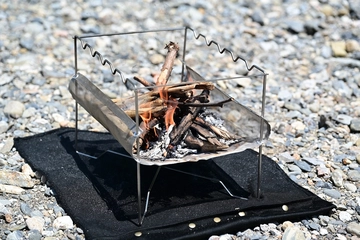 ソロキャンプ向け「軽量焚き火台」に新風！くるっと巻いてコンパクト収納＆本格調理もOK