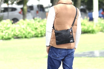 アウトドアにおすすめのおしゃれサコッシュ26選！メンズ・レディースコーデも紹介