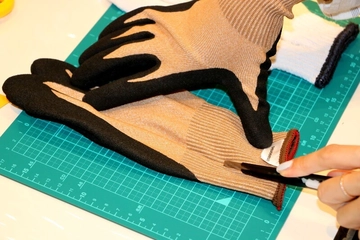 キャンプで家族の手をケガから守る「金属グローブ」が予想以上に実力派でした