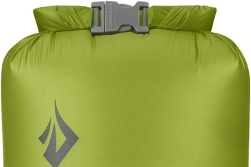 【今日のキャンプ用語辞典】今さら聞けない「ロールトップバッグ」とは？