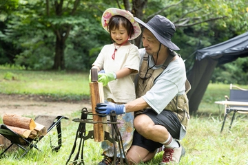 「薪割り」でキャンプの焚き火は倍楽しめる！家族の手を怪我から守ってくれるアイテムも紹介
