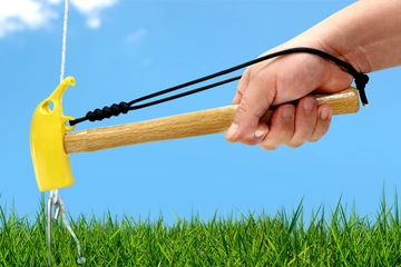 テントをバナナで設営！？キャンプで主役になれる「珍」ペグハンマーが爆誕です