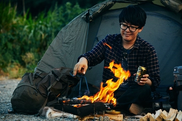 キャンプ芸人・阿諏訪 泰義さんが伝授！正しい「焚き火」の方法と欠かせない飲み物とは