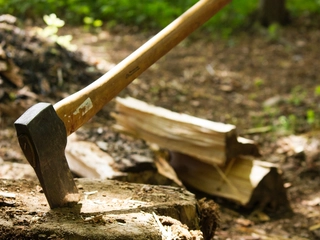 【プロ監修】薪割りの道具は？手順は？斧・舵・ナイフなどのおすすめアイテム18選