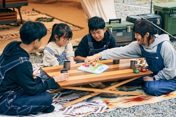 親子キャンプのお悩み解決！コミュニケーションも深まるおすすめ「テーブルゲーム」とは