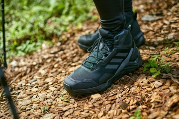 アウトドア通3名が激推しのシューズ！「アディダス テレックス」の一足で街もキャンプも遊び回る