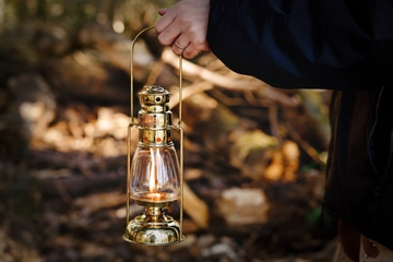 炎が揺れる癒やしの「オイルランタン」特集！秋冬キャンプで使いたい狙い目を紹介