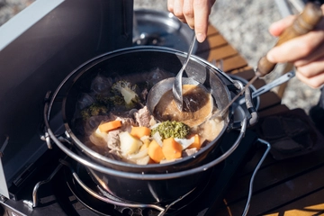 【冬キャンプ成功の鍵】温か〜いキャンプ飯をつくれる「カンタン調理器具」をチェック！