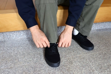 【定番〜人気】メンズ黒スニーカーおすすめ13選！コーデ術も解説