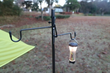 【レビュー】2WAY仕様のランタンスタンドでキャンプの快適度が激変！ギフトにも最適