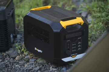 【キャンプの電源革命】半固体電池で安心＆軽量！新ポータブル電源・BougeRV「Rover 2000」に注目です