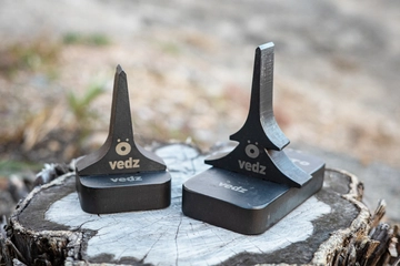 最小限の力で安全に割れる！薪割りクサビ「veds」で子どもも主役のキャンプが実現