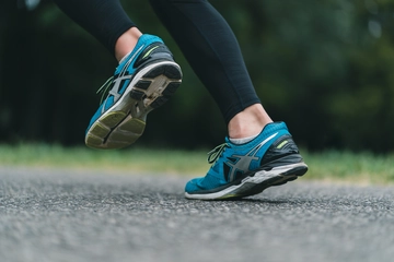 【元マラソン日本代表監修】クッション性“最強”のおすすめランニングシューズ23選