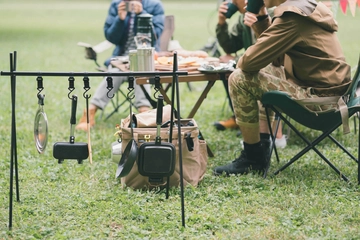 キャンプで使えるハンガーラック16選！自作方法や焚き火用も紹介