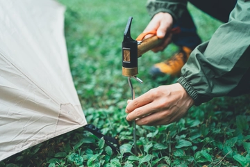 チタンペグのおすすめ14選！特徴や注意点、打ち方も解説