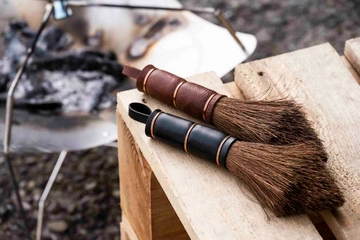 【伝統×キャンプギア】新作「焚き火台用ブラシ」がイノベーションを起こす！本当に使いたい日本棕櫚手箒とは