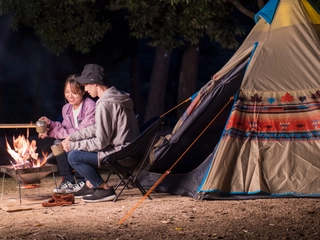 人気抜群！ロゴスのワンポールテントなら、可愛く快適にキャンプが楽しめる