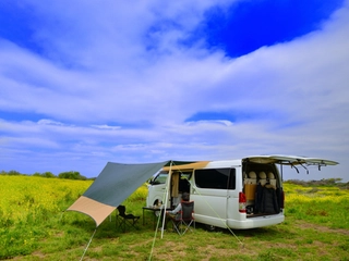車中泊を快適に！キャンピングカーの車内便利グッズを一挙紹介