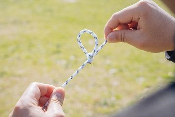 【動画解説付き】初めてでもわかる！キャンプで必須の「もやい・自在・巻き・引き解け」結び