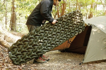 徒歩やツーリングキャンプに！VASTLANDからわずか400gのコンパクトエアーマットが発売