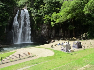 日本一滝が近い「飛雪の滝キャンプ場」で川遊びを満喫しよう！
