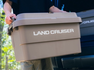 ランクルのロゴと特別カラーがカッコいい！ランドクルーザー×トランクカーゴのコラボモデルが登場