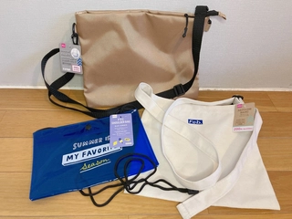 【2024年】ダイソーのサコッシュがおしゃれで“有能”と話題！3種類を比較レビュー