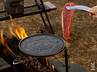 「マンホールの上で肉を焼く？」DODのユニーク鉄板がアツい！