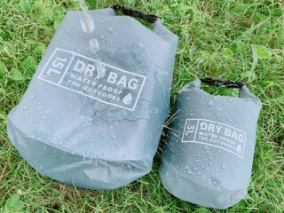 ダイソーの「防水バッグ(ドライバッグ)」は買うべき？“ポリ袋”と機能性を比較！